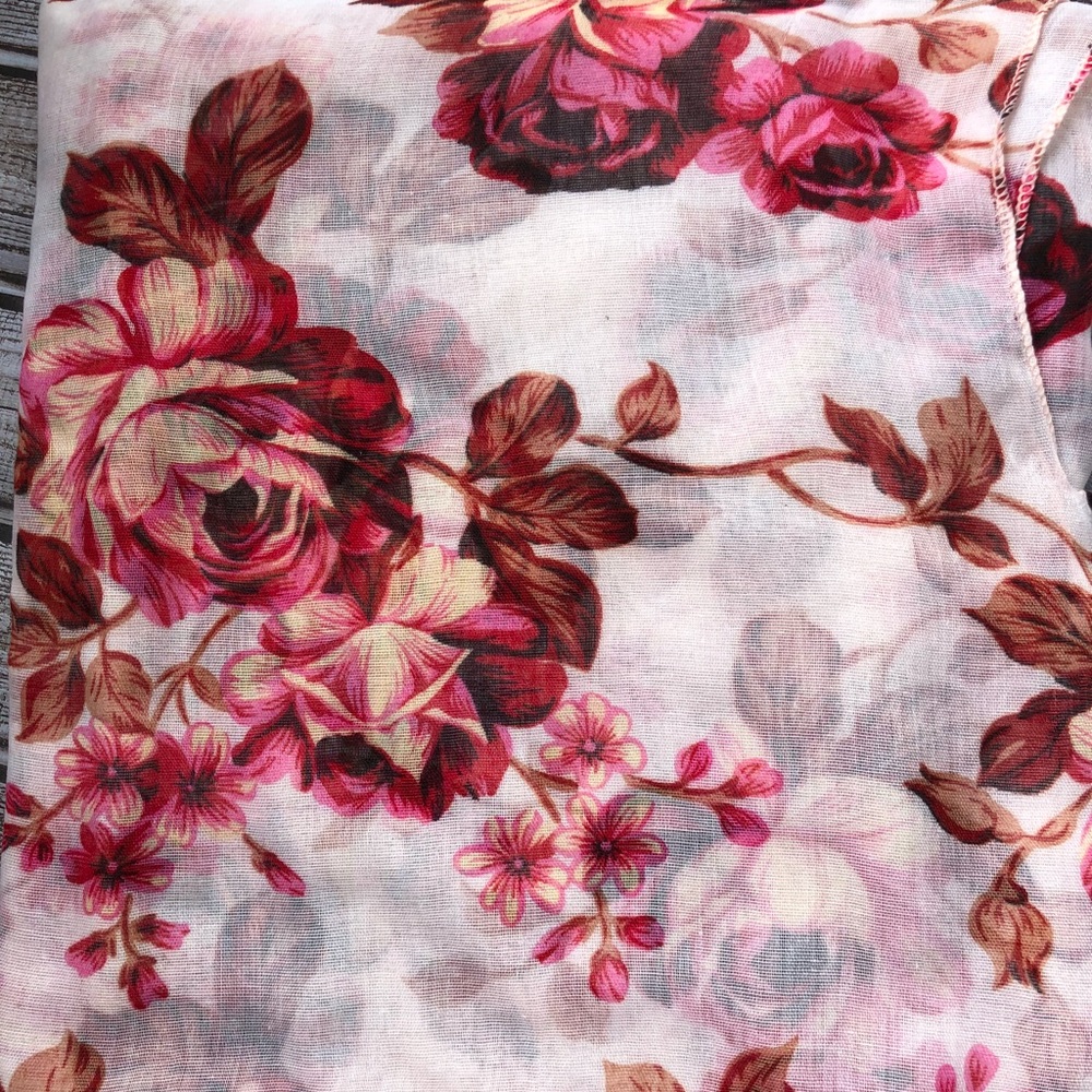 Sleeveless vest with a large floral print. - Picture 2 of 3